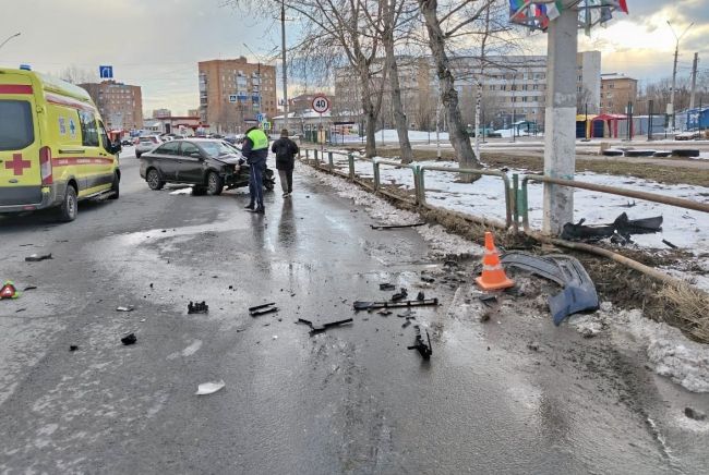 В Ухте Volkswagen врезался в столб